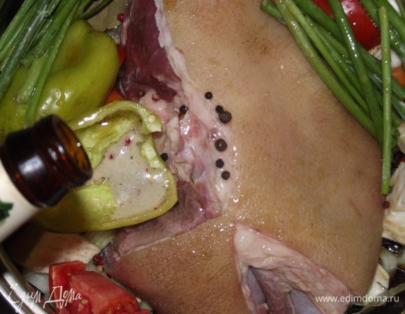 Затем добавляем 250 мл темного качественного темного пива и немного воды так, чтобы она не покрывала полностью рульку.