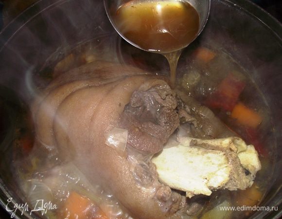 Отправляем на плиту и томим на среднем огне 2 часа. 
Время варки зависит от желаемой мягкости конечного продукта, от общего веса рулек и от возраста свиньи. 
Периодически поглядываем на количество жидкости в кастрюле и поливаем верх рульки бульоном, который образовался при варке.