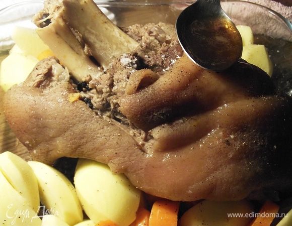  В 250 мл пива разводим 2 ст.л. меда. 
Поливаем “медово-пивной” заливкой - она придаст рульке красивый “загар”