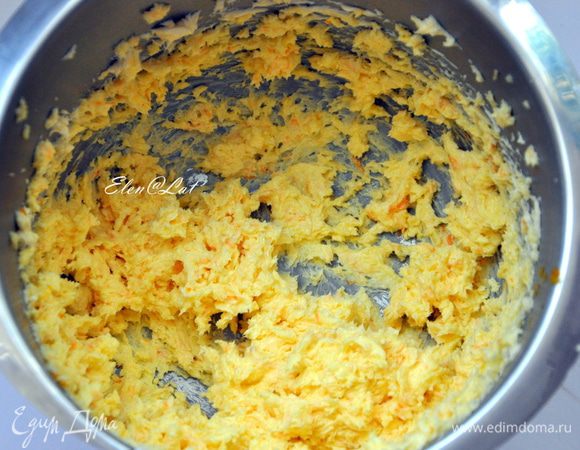 В миске взбить масло и сахар, цедрой апельсина в светлый крем.