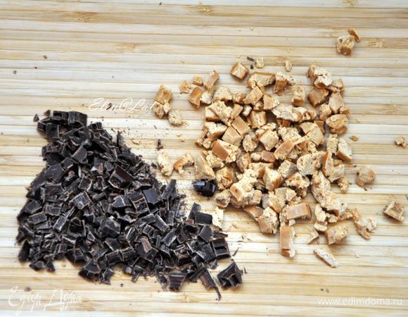 Шоколад и ириски порубить на маленькие кусочки.