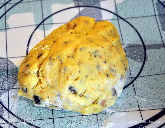 В масляную смесь добавить муку, перемешать до однородности и добавить к тесту шоколад и ириски. перемешать.