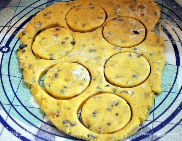 Из теста слепить печенья, примерно должно получится 12 шт.
Или как я раскатать и вырезать кружки, тесто катать не тонко.
