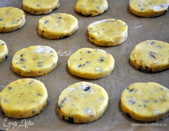Круги из теста переложить на противень, заранее застеленный пергаментом. Выпекать в предварительно разогретой до 190С духовке до золотистого цвета. Готовое печенье оставить остывать на противне 5 минут. А затем переложить на решетку и дать остыть. 