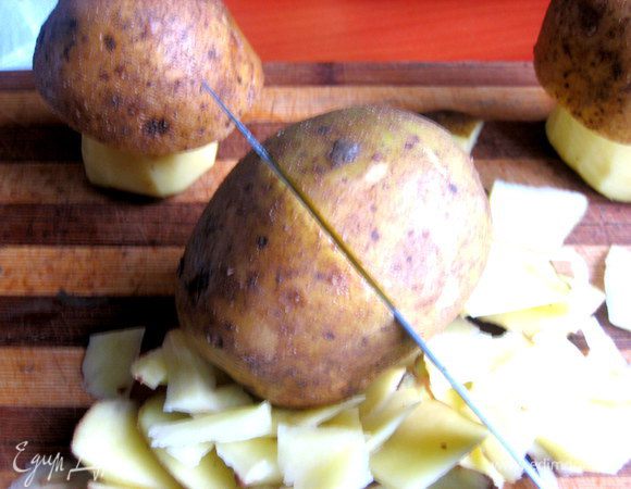 Картофель выбираем примерно одинаково крупный и НЕкрахмалистых сортов (рассыплется при варке!)...Надрезаем после мытья ножом по кругу.