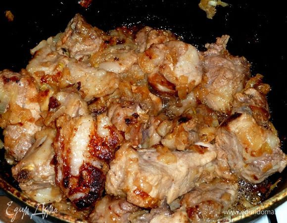 Затем закладываем промытое и порезанное на кусочки мясо. 
Жарим до появления корочки. 