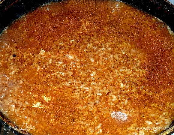 Затем заливаем крутым кипятком, чтобы покрылось полностью мясо. И кипятим на среднем огне минут 20. Это получился "зирвак".