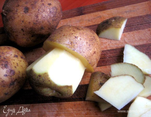 Затем верх-шляпку больше не трогаем,а низ-ножку строгаем сначала грубо ножом.