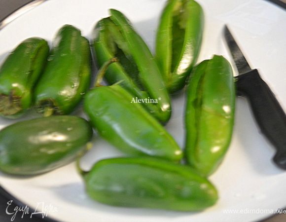 Наденем перчатки легкие, разрезаем вдоль острым ножом каждый перчик на половину и очищаем аккуратно все семена из полости.
