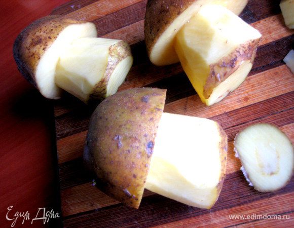 Для устойчивости в будущей подаче срезаем низ так,чтобы осталась на ножке кожура,как бы имитируя землю))) Ну,это кто хочет)))