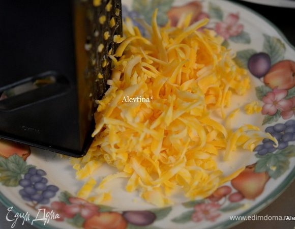  Натереть сыр на терке.