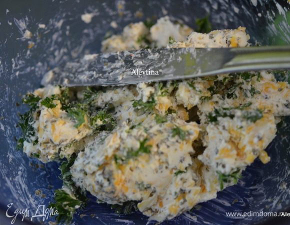 В емкости смешаем сливочный сыр, сыр,свежую зелень. 