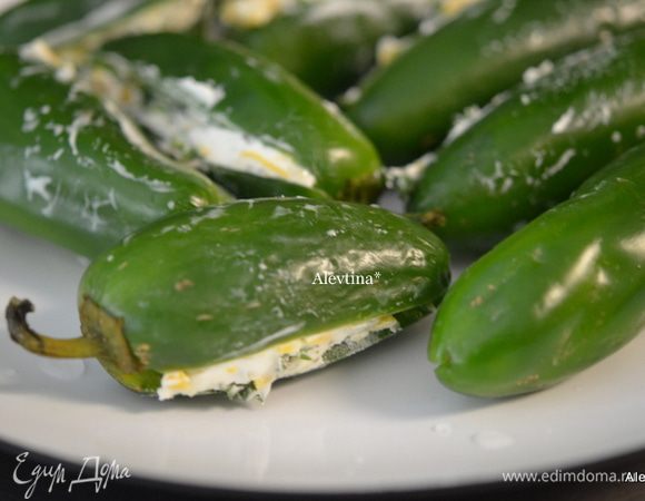 Заполним перцы свободно,чтоб начинка не вылезала из перчиков.
