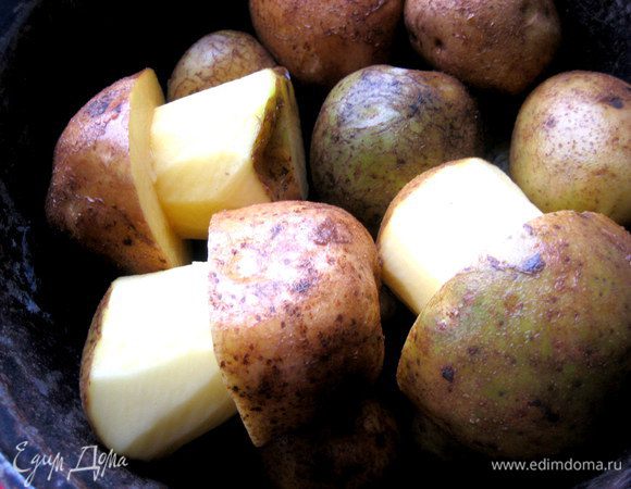 Помещаем в высокую кастрюлю вместе с другой картошкой...Заливаем водой,солим и варим до готовности.Лучше не прокалывать ножом грибочки,а проверять на готовность соседние картофелины!