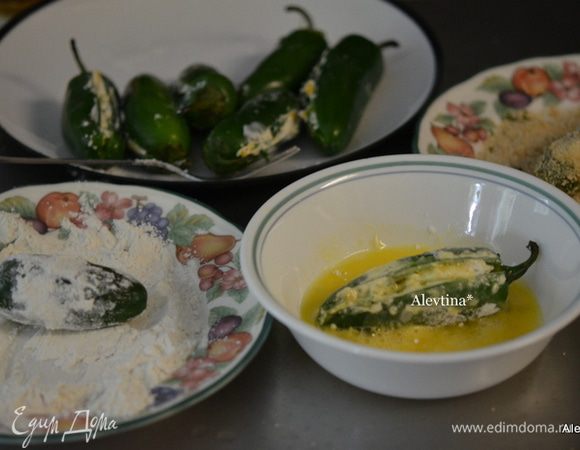 Приготовим три тарелки выложим муку, затем слегка взбитые яйца и третья крошка сухарная. Сначала в муке обваляем,затем в яйце и в сухарях. 