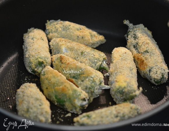 Разогреем сковороду с растительным маслом на медленном огне. Выкладываем перчики на сковороду и слегка их обжариваем, аккуратно переворачиваем.