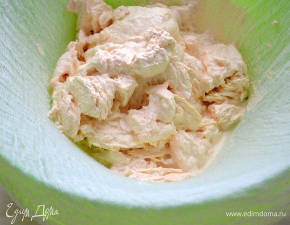 Первым делом делаем крем: ряженку убрать в морозилку и полностью заморозить - в ЛЕД! лучше взять ряженку в пакете или коробке, а не в бутылке. Затем эту льдину положить на марлю и так разморозить. В итоге на марле останется крем-чиз из ряженки, а вся жидкость стечет. Из нее можно сделать чудесные блины. Вот что получилось).