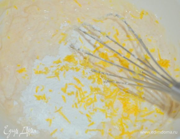 Теперь в этот крем добавляем яйца, сахар, цедру и крахмал. Венчиком все взбиваем!