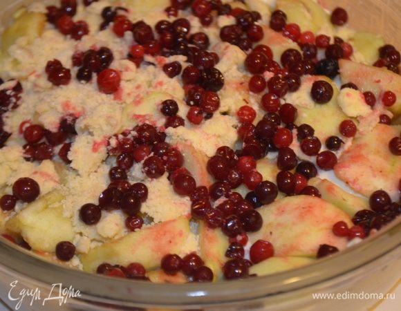 Яблоки помыть, почистить и нарезать на кусочки. Распределить на креме, а сверху раскладываем ягоду.