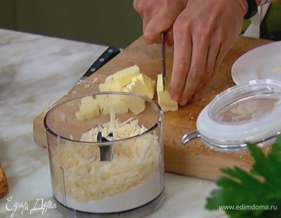Предварительно охлажденное сливочное масло нарезать кубиками.