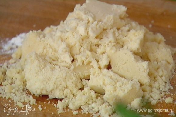 Приготовить тесто: 2/3 стакана муки перемешать с натертым сыром и сливочным маслом и измельчить в блендере в мелкую крошку.