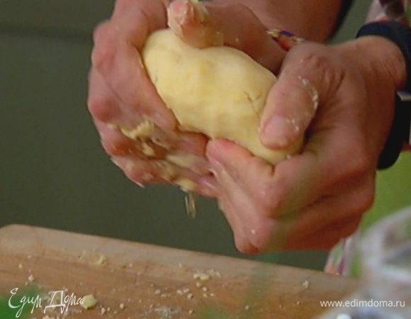 Добавить желток, вымесить тесто и сформировать из него шар.