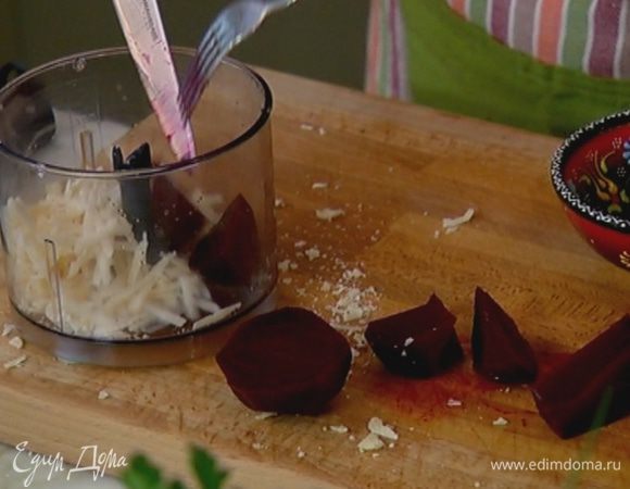 Свеклу отварить или запечь до готовности, затем почистить и порезать крупными кусками.