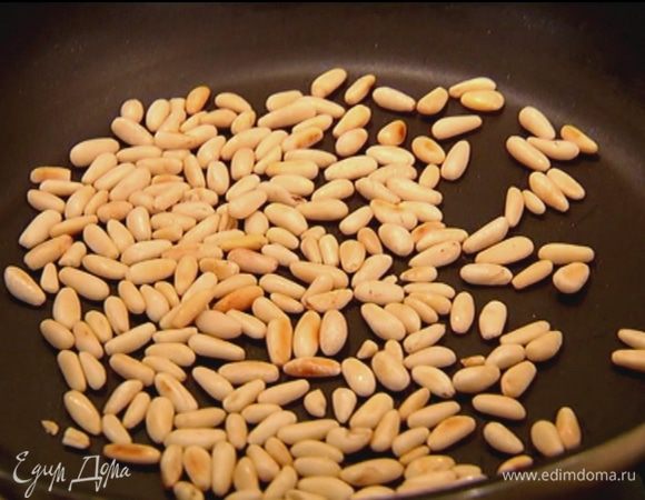 Кедровые орехи обжарить на сковороде.