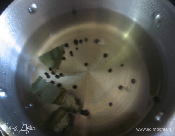 Вскипятить воду добавить специи, накрыть крышкой и дать настояться хотя бы 1 час. Можно это сделать заранее, например на ночь.