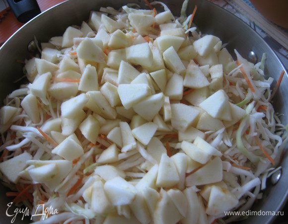 Капусту нашинковать как можно тоньше, морковь натереть на терке для корейской моркови, яблоки очистить и порезать небольшими ломтиками. Сложить в кастрюлю. Перемешать.