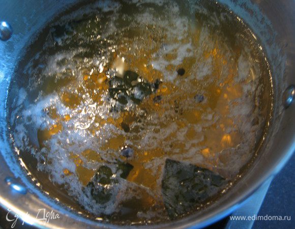 Делаем маринад: в настоявшуюся воду добавляем соль, сахар, уксус, растительное масло, доводим до кипения, добавляем мёд.