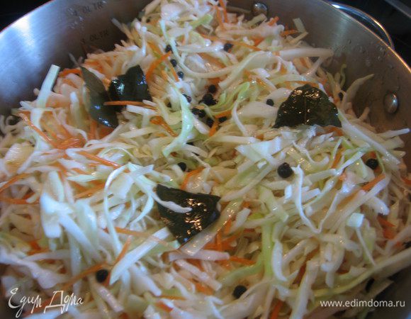 Выливаем горячий маринад в капусту