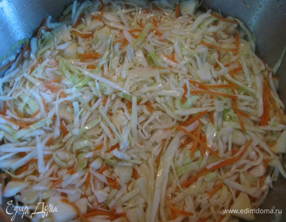 Хорошо перемешать, утрамбовать ложкой.