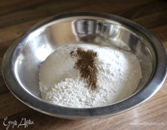 Смешать все сухие ингредиенты: муку, соль, сахар, корицу, ванилин и разрыхлитель. 
