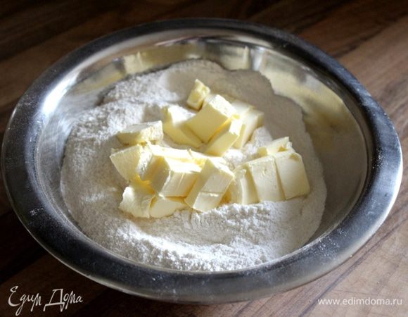 Охлаждённое сливочное масло, нарезанное небольшими кубиками, растереть с мучной смесью в крошку. 