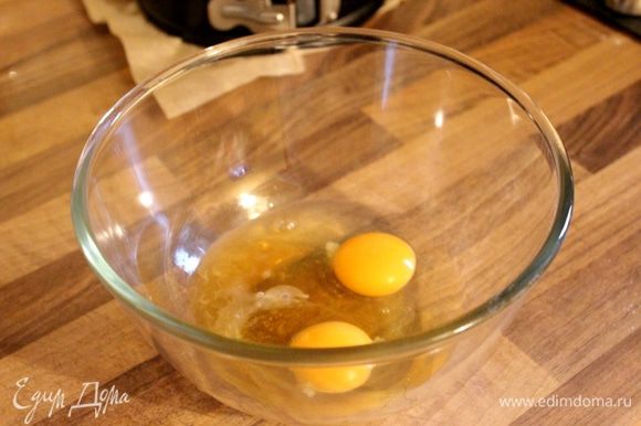 В отдельной миске взбить яйца, кукурузный (или инвертный) сироп, виски (или бренди) и сливочное масло. Смешать и взбить жидкие и сухие ингредиенты.