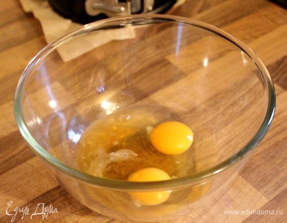 В отдельной миске взбить яйца, кукурузный (или инвертный) сироп, виски (или бренди) и сливочное масло. Смешать и взбить жидкие и сухие ингредиенты. 