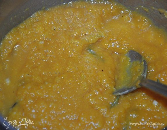 Духовку нагреть до 170-180 гр.
Тем временем приготовим глазурь (маринад). Смешиваем в кастрюльке тыквенное пюре, сидр, яблочный уксус, кленовый сироп, горчицу, чеснок (пропустить через пресс), соль, палочку корицы и розмарин (листики оборвать), готовим на среднем огне примерно 20 минут, пока смесь не загустеет.
