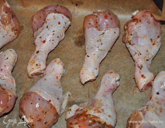 Куриные ножки вымыть и обтереть насухо, выложить на противень, обмазать смесью болгарских перцев.