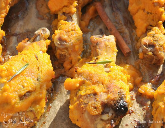 Вынуть противень, перевернуть куриные ножки и нанести второй слой глазури и снова отправить в духовку. Увеличить температуру до 200 гр. С и впекать еще 25 минут. Снова достаем противень и наносим 3 слой глазури, отправляем еще на 5-10 минут при той же температуре.
