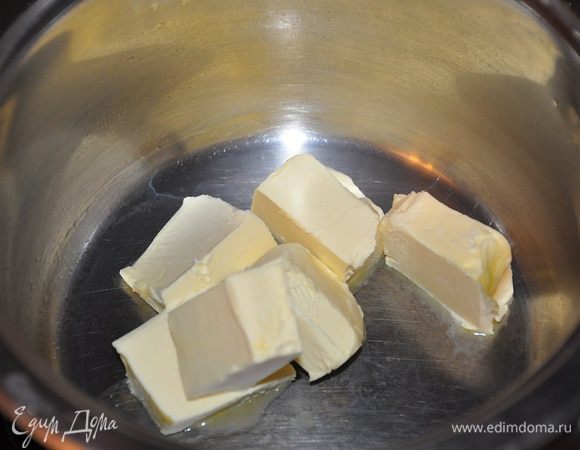 Духовку разогреть до 180 гр. С.
Масло растопить в кастрюльке довести до кипения и отставить в сторону.
