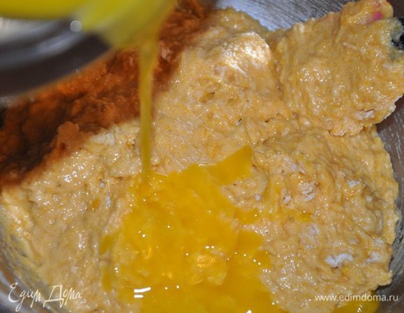 И потихонечку влить остывшее сливочное масло, еще раз перемешать.
