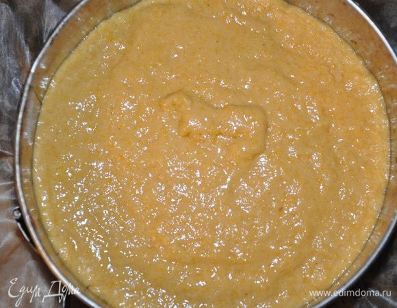 Вылить поверх тесто и отправить в духовку на 30-35 минут. (ориентируйтесь по своей духовке, до сухой зубочистки).
