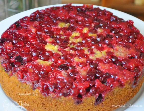 Вынуть пирог из духовки, дать остыть в форме 20 минут и подавать к столу!  