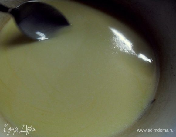 В растопленный горячий маргарин тонкой струйкой вливаем молоко, постоянно помешивая. Добавляем сахар и соль и перемешиваем до полного растворения сахара и соли.
