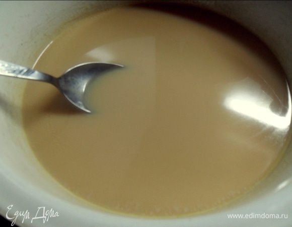 Добавляем раскрошенные дрожжи и снова перемешиваем до полного растворения дрожжей.
