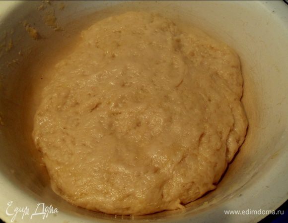 Добавляем просеянную муку и замешиваем тесто  руками.
Тесто к рукам не липнет, так как жирное из-за маргарина.
Ставим на 20 минут в теплое место (я поставила около духовки, которую заранее поставила нагреваться).