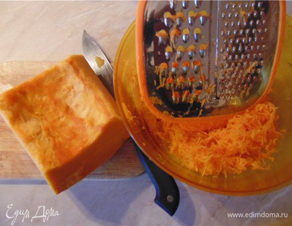 Тыкву и морковь трем на мелкой терке и оставляем минут на 15.