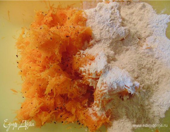 Далее добавляем муку, соль и свежемолотый перец и перемешать. Если смесь окажется слишком сухой добавьте ложку тыквенно-морковного сока