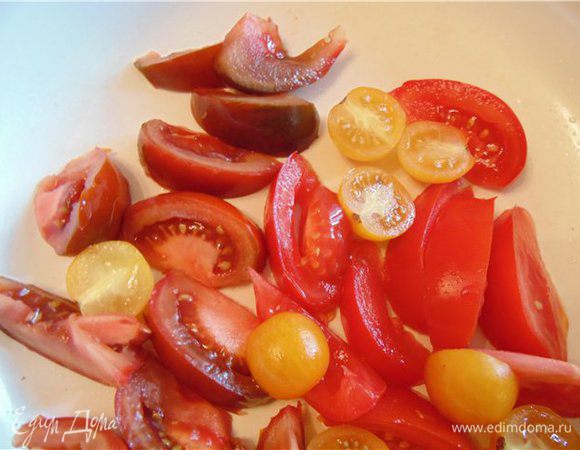 Обжариваем помидоры на растительном масле. Я взяла разноцветные=). 